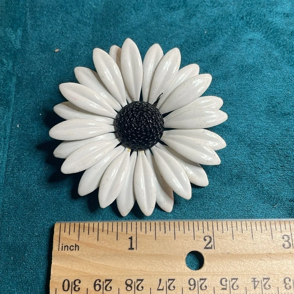 Vintage Enamel White Daisy Flower Brooch - Picture 7 of 7